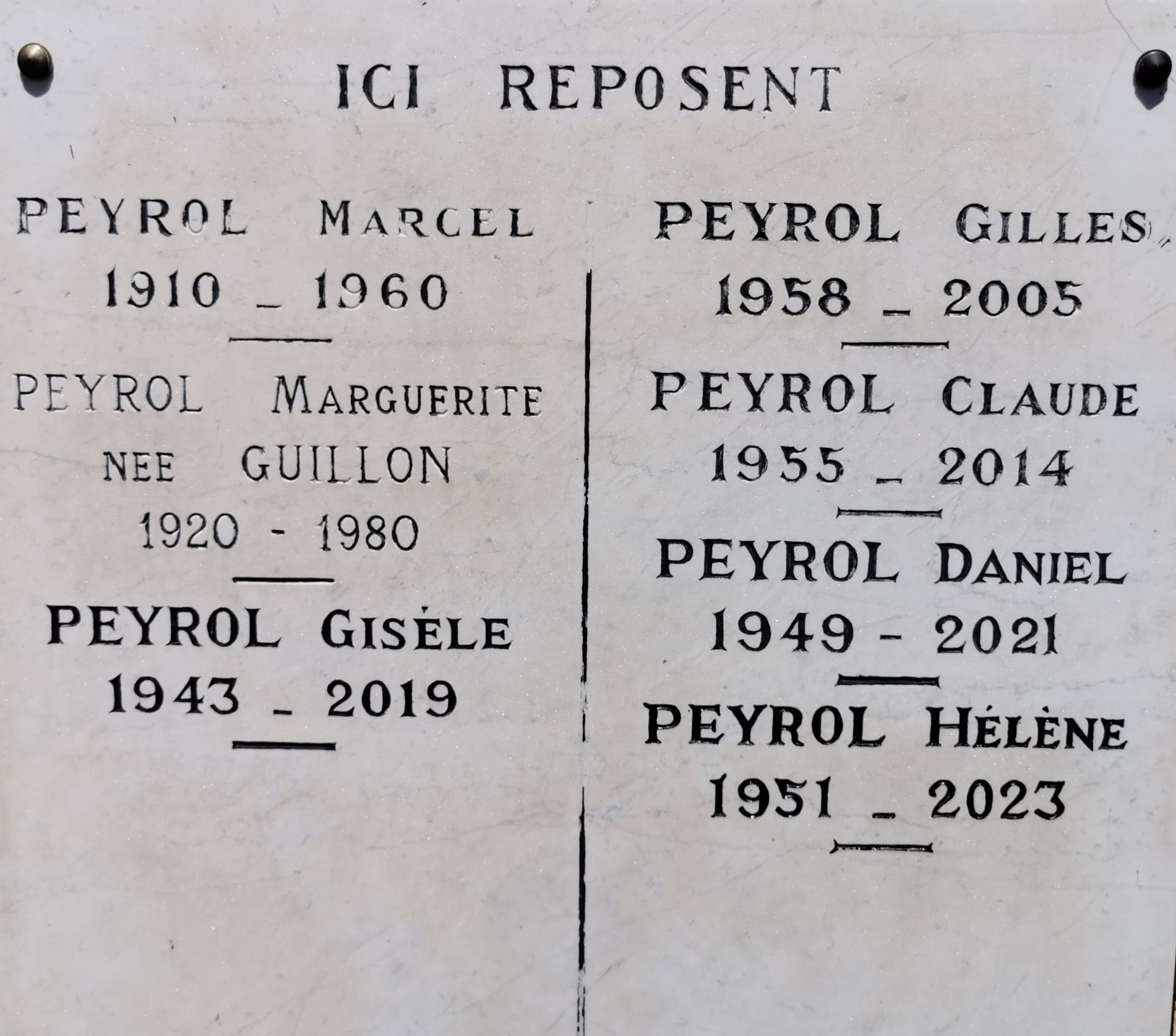 liste de noms sur une stèle familiales