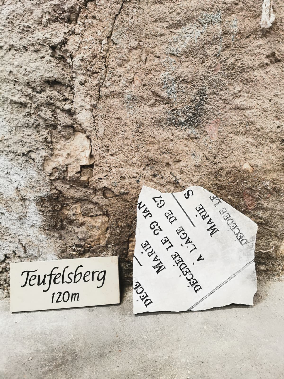 é plaques posées sontre un mur, l une est une création, la deuxième est un bout d'une ancienne stèle nettoyé et repeinte