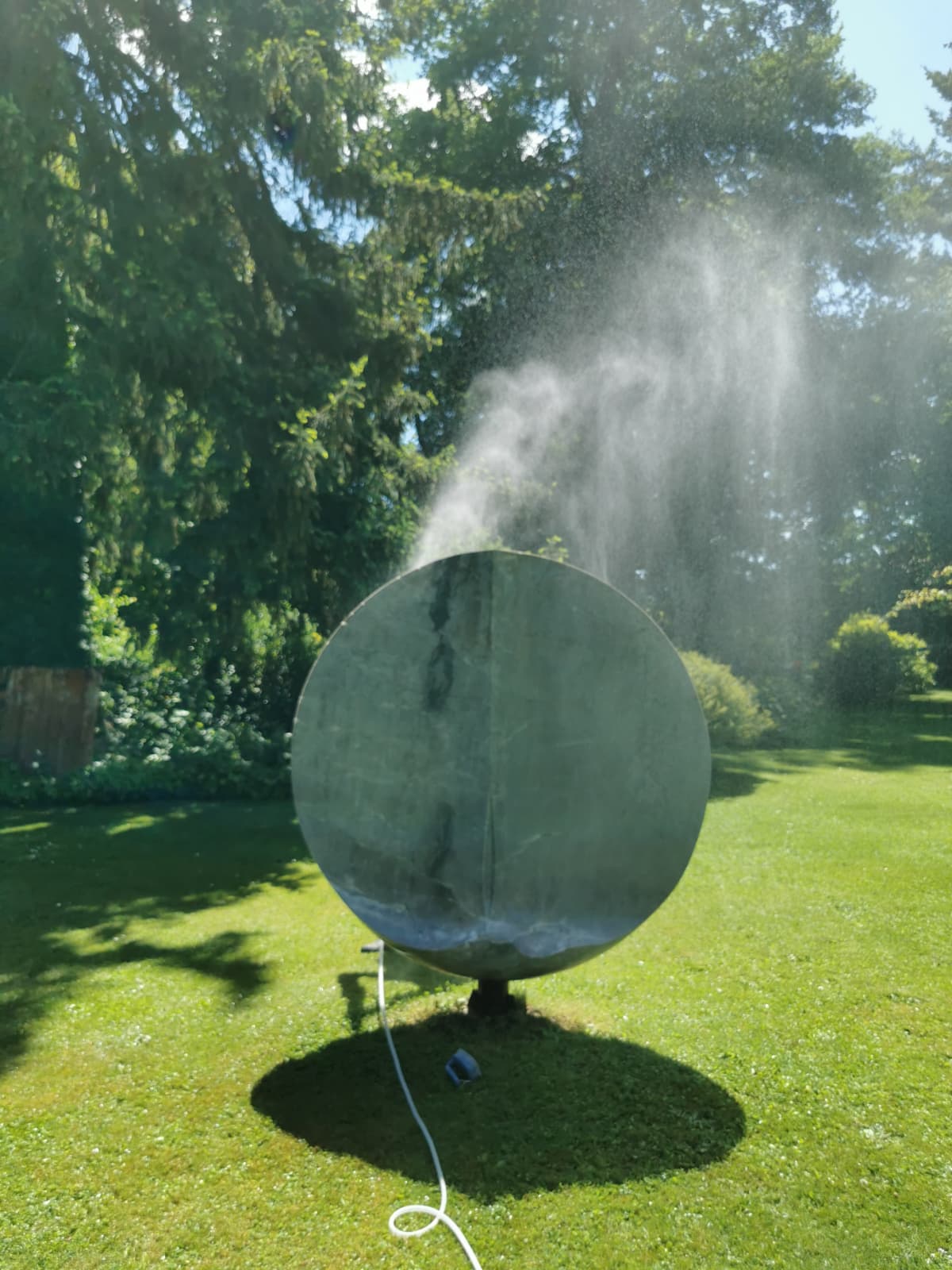 nettoyage d une sculpture dans un parc