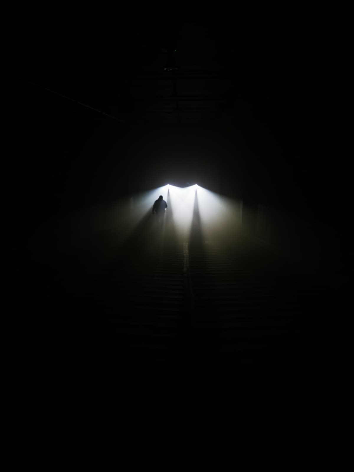 une lumière dans une immensité noire