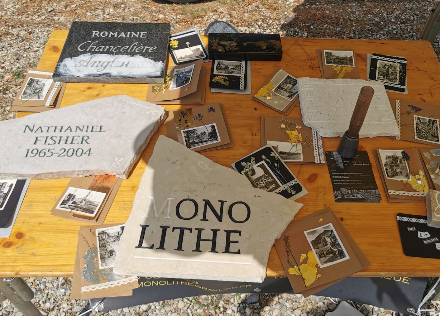 une plaque gravé avec un logo d entreprise, posée sur une table