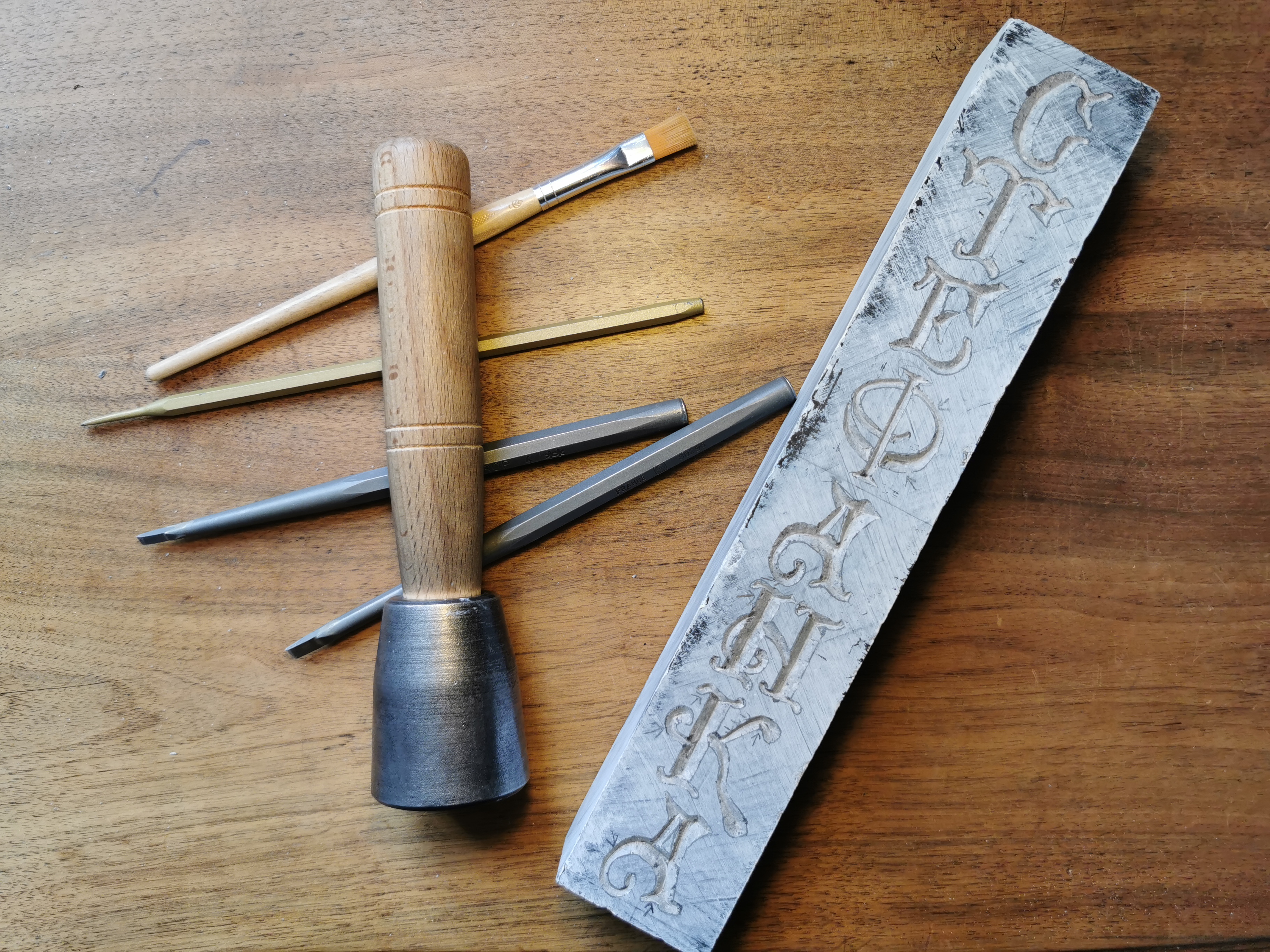 présentation des outils et travail de gravure en cour