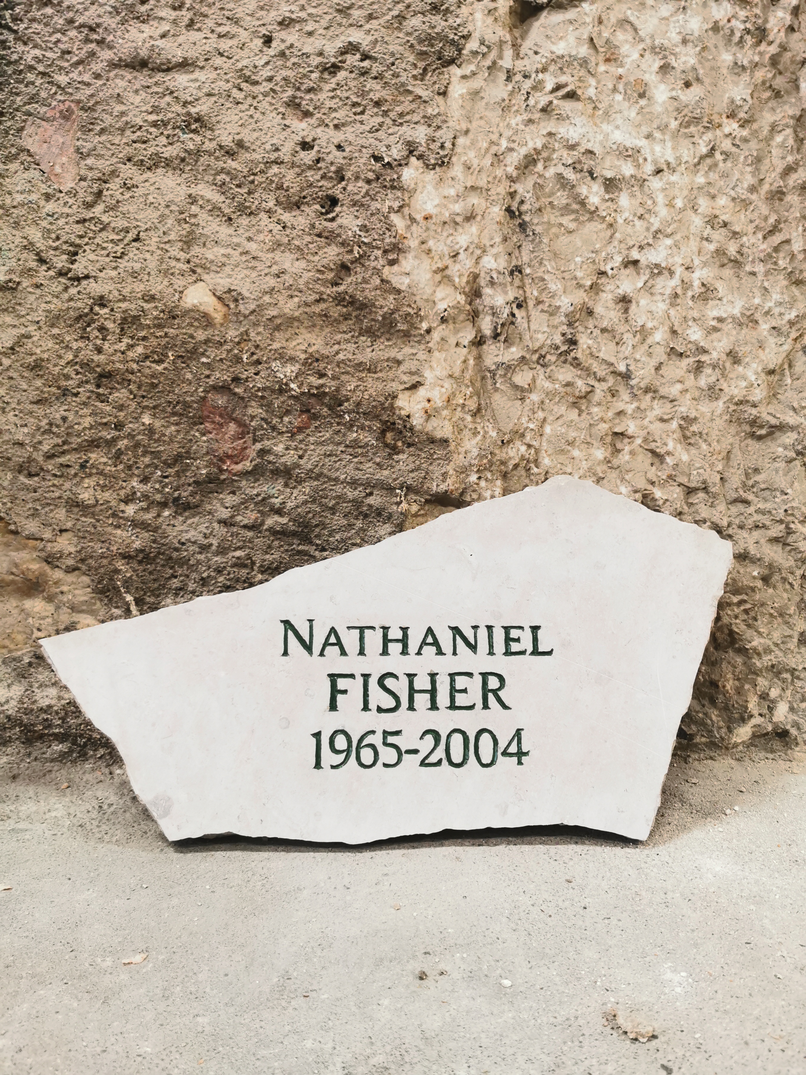 gravure d une plaque commémorative avec lettre peintes en vertes