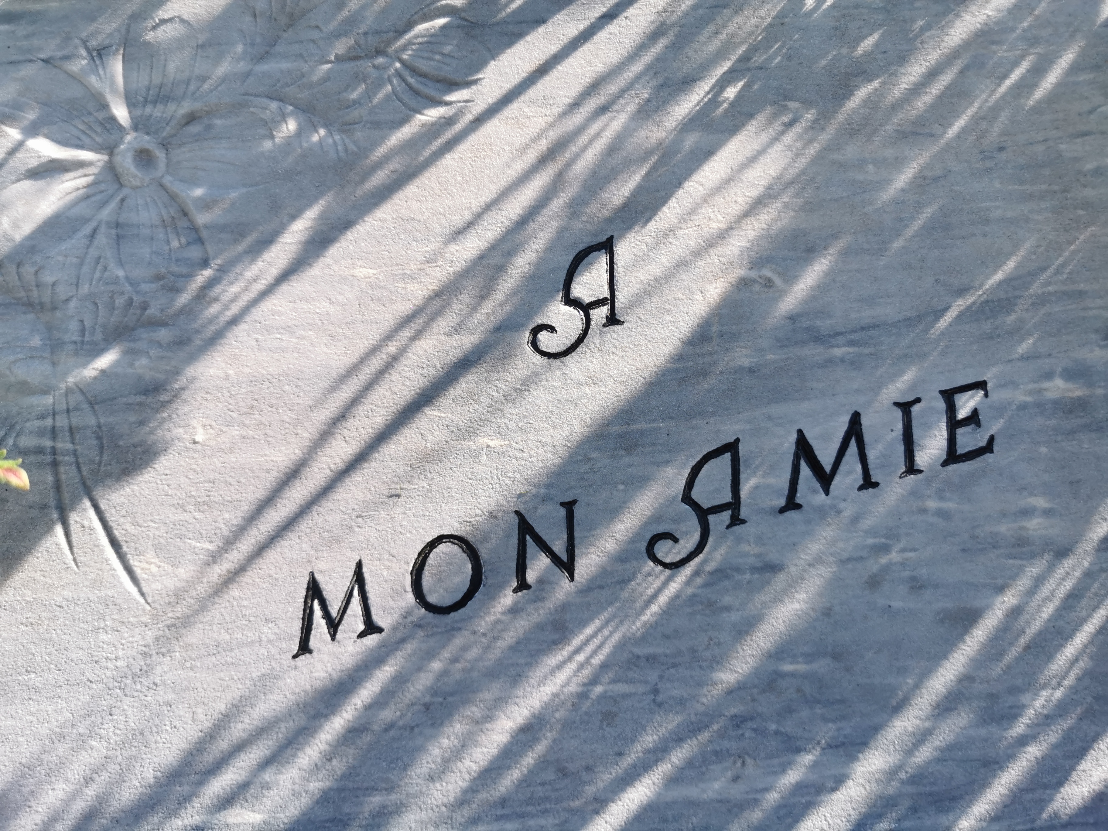 plaque "a mon amie" après nettoyage, restauration des gravures et du support en métal